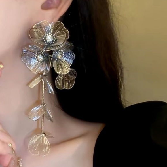 Zara Famous Kate Middleton Floral Statement Earrings - Picture 1 of 8